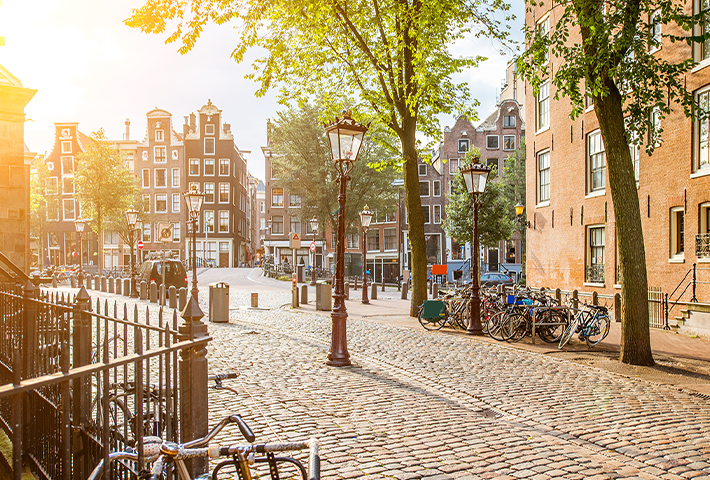 Straat in Amsterdam bij zonsondergang
